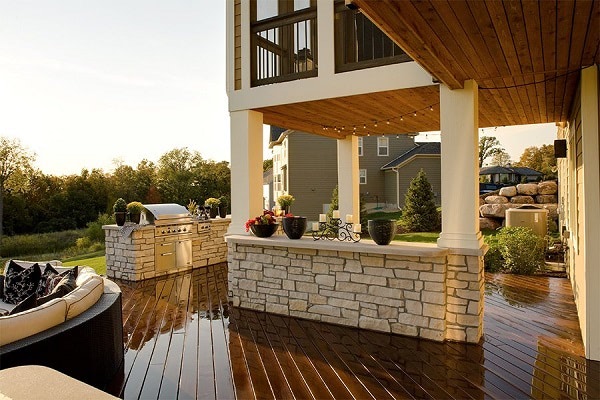 Ipe deck outdoor room and outdoor kitchen at Mataverdedecking.com