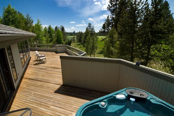 Wood deck with hot tubs examples (9)